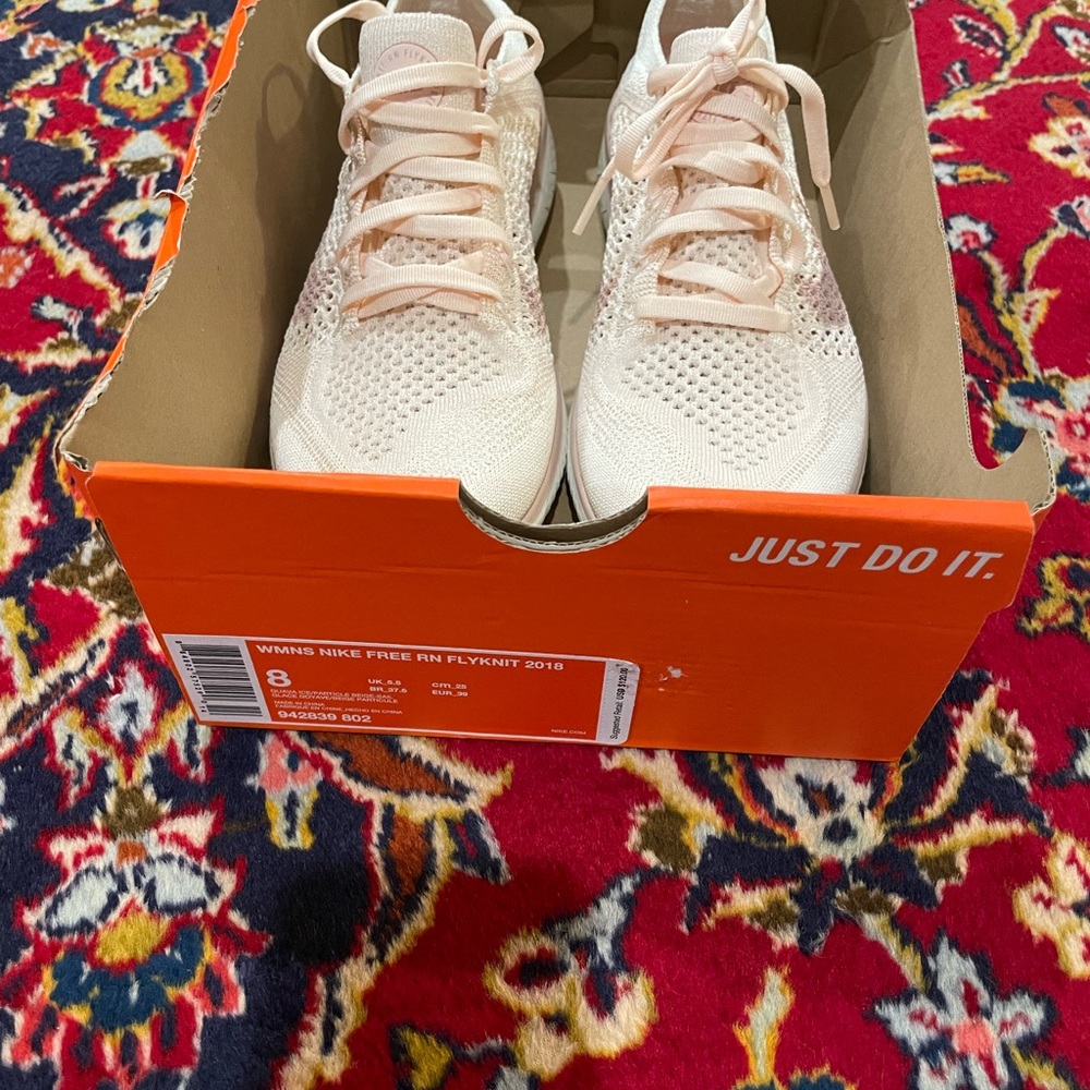 Brand new never worn, woman’s Nike free run fly knit sneakers